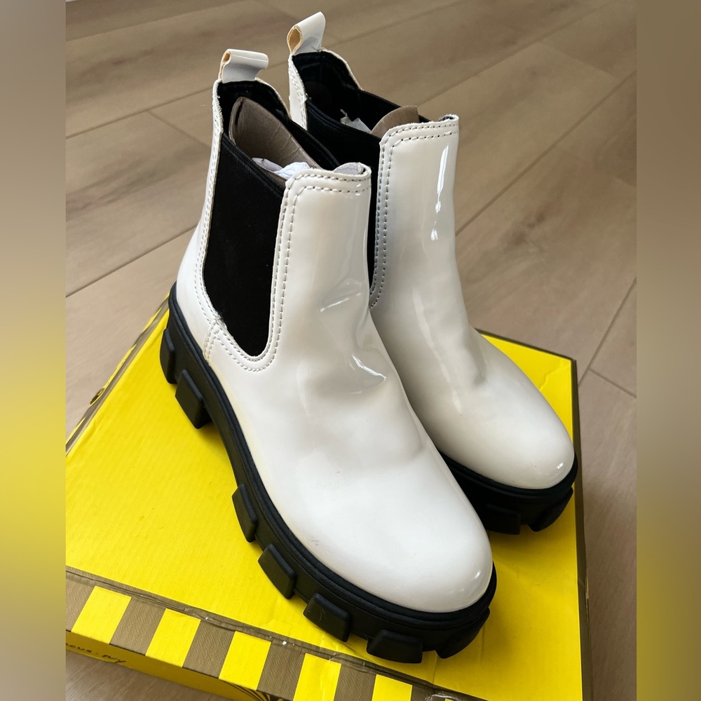 Circus by Sam Edelman Darielle Ankle Boot White Patent Leather Chunky Black Heel